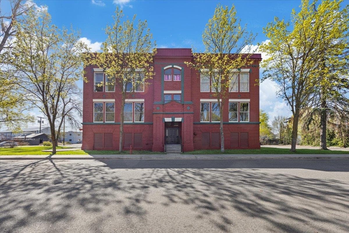 5634 E Commerce Ave — photo 1 of 10