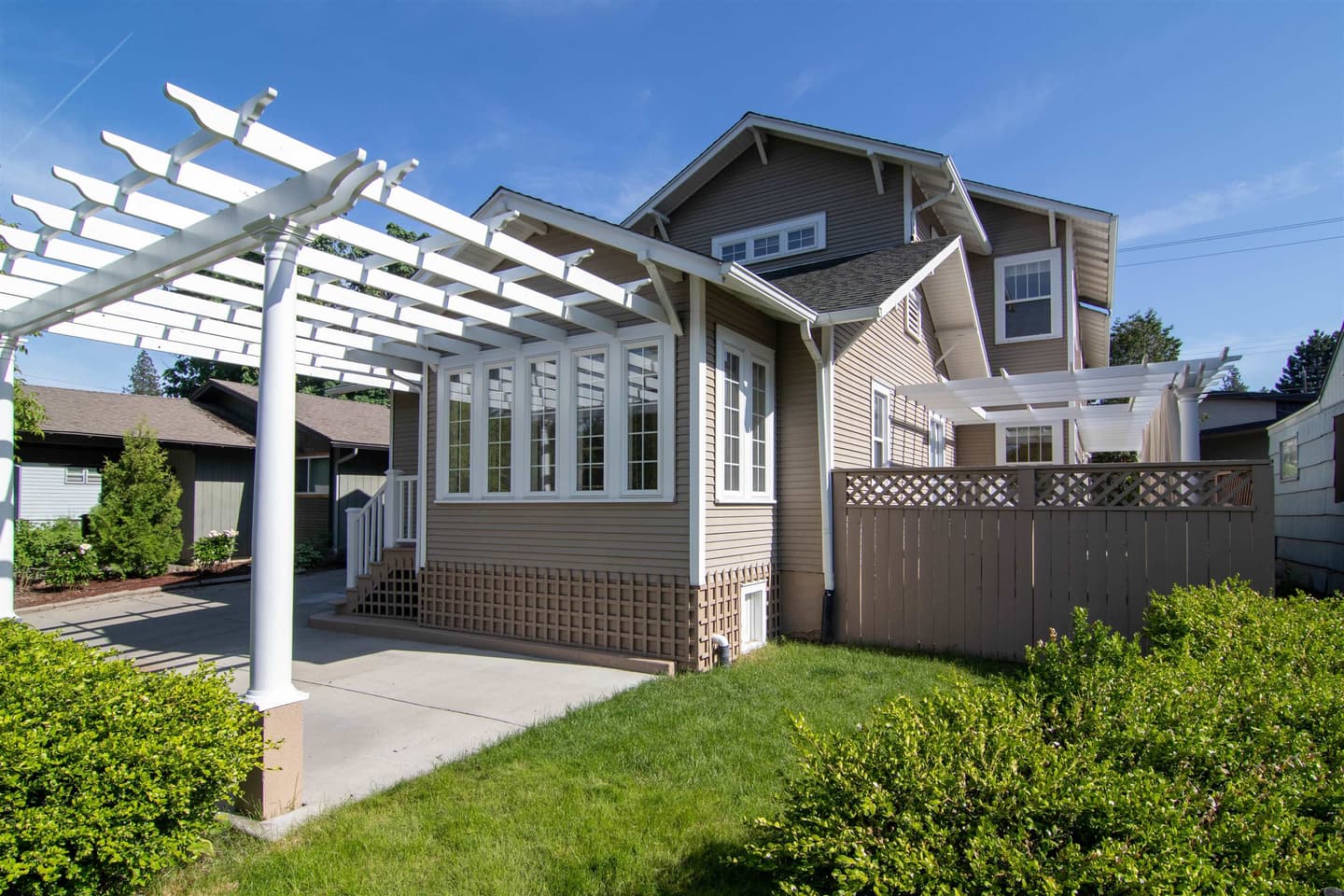 1128 E 29th Ave Ave — photo 1 of 10