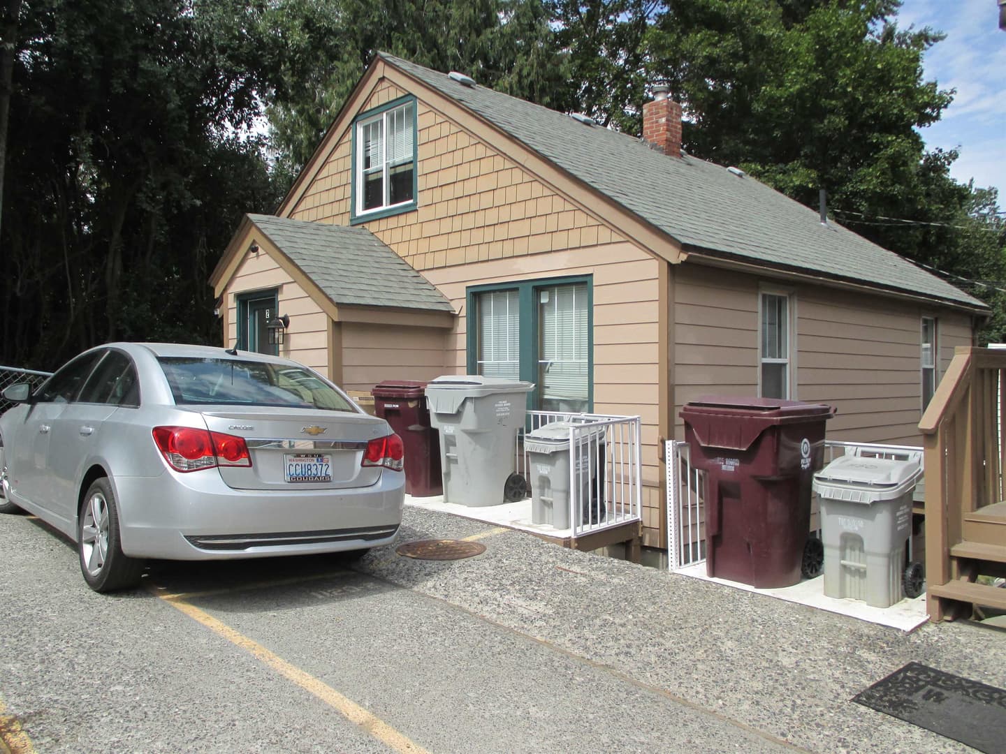 905 NE Lake St — photo 1 of 10